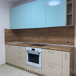 Прямая кухня в современном стиле с полками и стеновой панелью