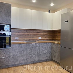 Угловая кухня в современном стиле серая со стеновой панелью