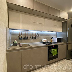 Прямая кухня в современном стиле бежевая с антресолью и стеновой панелью