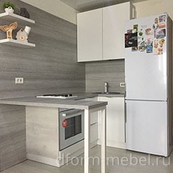 Маленькая угловая кухня для квартиры-студии белая с барной стойкой и стеновой панелью