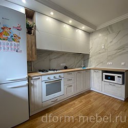 Угловая кухня в современном стиле белая с полками и антресолью