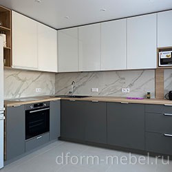Угловая кухня в современном стиле серая с полками и стеновой панелью
