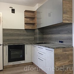Угловая кухня в современном стиле серая с полками и стеновой панелью